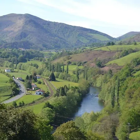 Grande Avec Magnifique Vue Sur Les Montagnes *